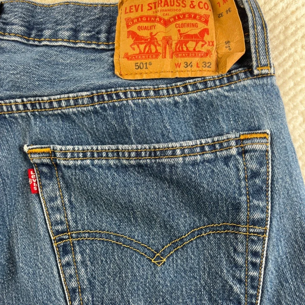 Levis 501 Original Fit Mens Medium Wash Blue Denim Straight Leg Jeans 34x32